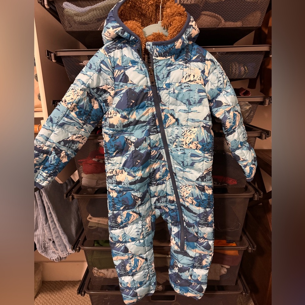 The North Face Thermoball snow suit for babies - Blue and White